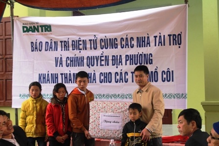 Nhận dịp khánh thành, Phòng LĐTBXH huyện Quỳnh Lưu tặng quà tết đến 4 anh em Lượng.