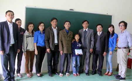 Ông Khương (bác hai cháu Thắm và Thảo) cùng cháu Thảo tại buổi trao quà.