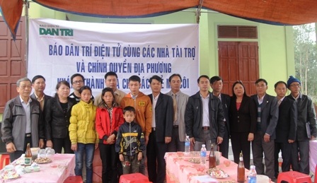 Các ban ngành từ xã đến huyện cùng các nhà hảo tâm chụp ảnh lưu niệm cùng 4 anh em mồ côi.