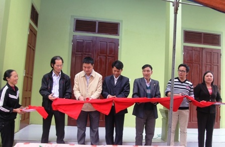 Cắt bắt khánh thành nhà cho 4 anh em mồ côi.