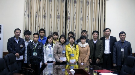 11 sinh viên chụp ảnh kỷ niệm cùng lãnh đạo Trường CĐ SP Nghệ An.