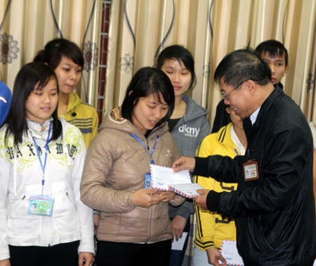 Thầy Đặng Khắc Thắng trao quà hỗ trợ các em sinh nghèo, dân tộc thiểu số về quê ăn Tết.