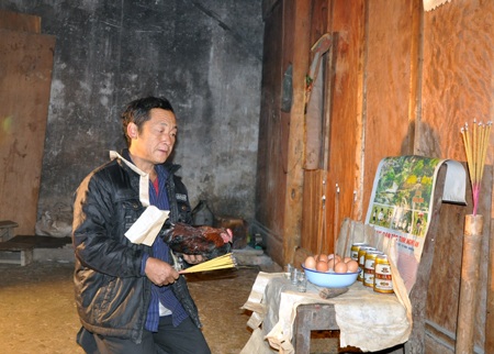 Ông Lầu Giống Dìa làm lễ cúng vía bên bàn thời gia đình.