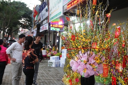  Những bình hoa làm từ nụ tầm xuân cầu kỳ thế này được nhiều khách hàng ưa thích.