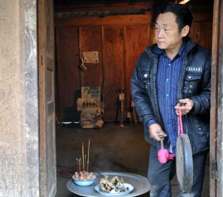 Ông Lầu Giống Dìa làm lễ cúng vía bên bàn thời gia đình.