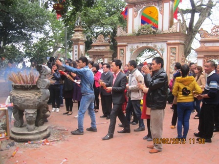 Đầu năm đi lễ đền tại đền Củi (Nghi Xuân, Hà Tĩnh).