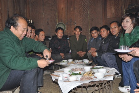 Ngày Tết người Mông quay quần bên mâm cơm đầm ấm.