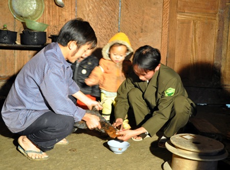 Sau khi làm lễ tế, con gà được đem cắt tiết.