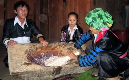 Những bếp lửa cùng nồi bánh được đun lên để ấm cúng cùng mọi người.