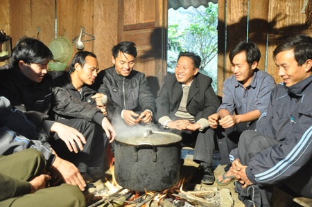 Những bếp lửa cùng nồi bánh được đun lên để ấm cúng cùng mọi người.