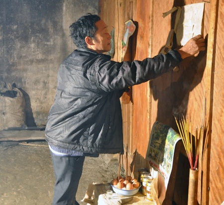 và lấy những giọt máu làm vía cửa vào nhà.