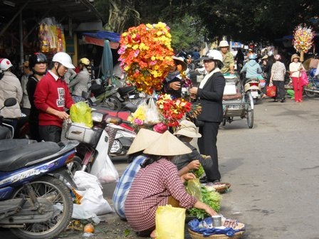 Chợ quê ngày Tết vẫn còn đó những đồ quê chân chất.