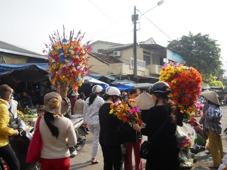 Cảnh người bán người mua diễn náo nhiệt.