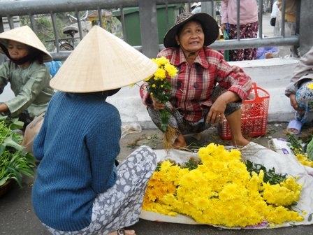 Hoa tết chợ quê. 