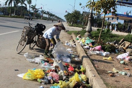 Chị Mai cố làm những ngày Tết với hy vọng nhặt được nhiều loại phế liệu có giá trị.