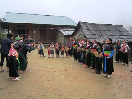 Hay như trò chơi ném pao.