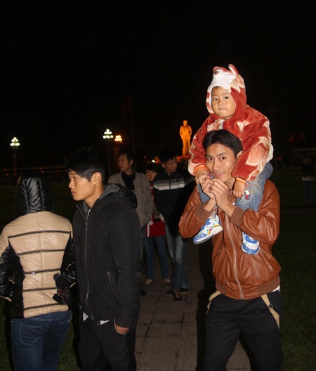 Em nhỏ cùng bố đi đón giao thừa.