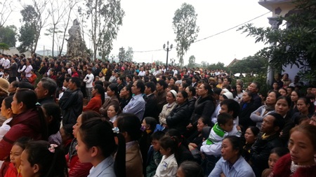 Hàng vạn bà con giáo dân và lương dân có mặt trong Thánh lễ xin ơn đầu năm.