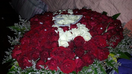 Bó hoa này được kết từ hơn 200 bông hoa hồng có giá hơn 2 triệu đồng.