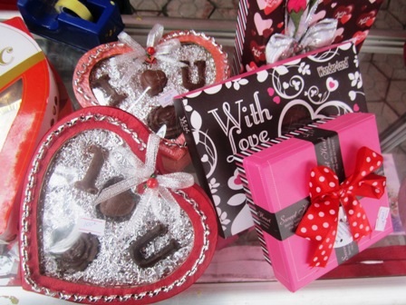 Những hộp Socola luôn là lựa chọn hàng đầu của các bạn trẻ trong ngày lễ tình nhân này.