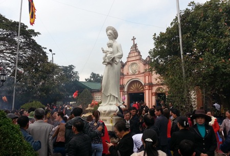 Người người tụ tập xin ơn.