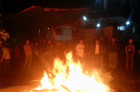 Lửa trại bốc cháy như xua tan đi cái lạnh buốt giá của đất trời xứ Nghệ.