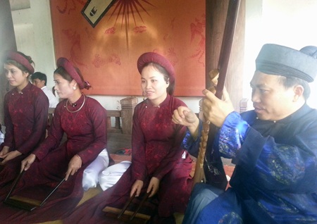 Ngày Xuân về Cổ Đạm nghe hát ca trù - 5 Các nghệ nhân trong CLB ca trù Nguyễn Công Trứ biểu diễn ca trù (Ảnh: Ân Duy).