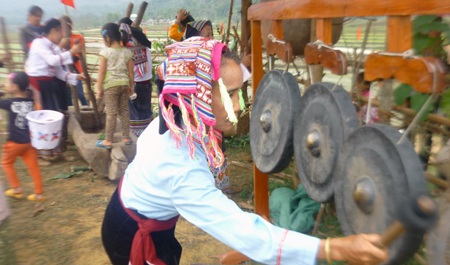 Lễ cúng cầu mưa thuận gió hòa, mùa màng tốt tươi… tại bờ ruộng.