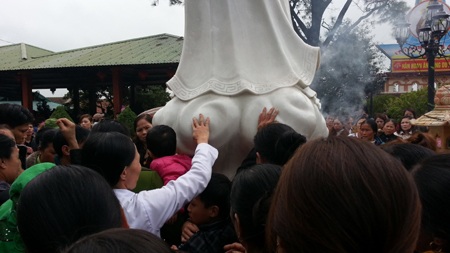 Người dân bất kể lương, giáo đều đến dưới chân tượng Đức Mẹ để xin ơn.