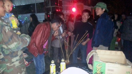  Tổ chức uống rượu cần mừng năm mới.