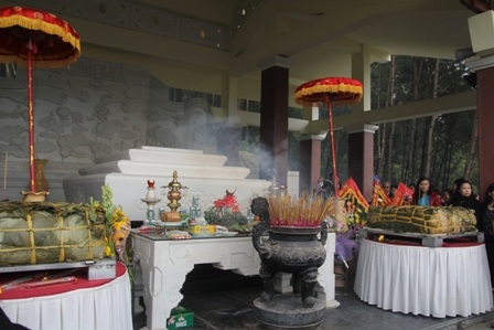 Dâng cúng thân mẫu Chủ tịch Hồ Chí Minh cặp bánh chưng 300kg - 5 Hai chiếc bánh chính thức lộ diện.