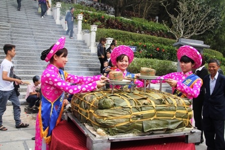 Dâng cúng thân mẫu Chủ tịch Hồ Chí Minh cặp bánh chưng 300kg - 6 Chuẩn bị bóc lá.