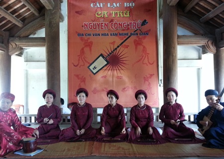 Các nghệ nhân trong CLB ca trù Nguyễn Công Trứ trên mảnh đất Nghi Xuân (Ảnh: Ân Duy).