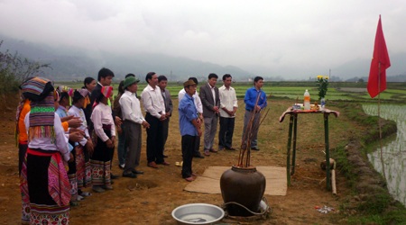 Lễ cúng cầu mưa thuận gió hòa, mùa màng tốt tươi… tại bờ ruộng.