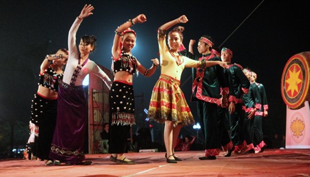 Biểu diễn nghệ thuật chào mừng năm mới.