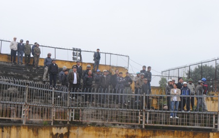 Người hâm mộ kéo đến xem Công Vinh tập cùng đồng đội.