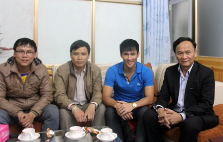 Chiều ngày 20/2, Công Vinh chính thức đặt bút ký vào bản hợp đồng cho mượn 1 năm đối với CLB SLNA.