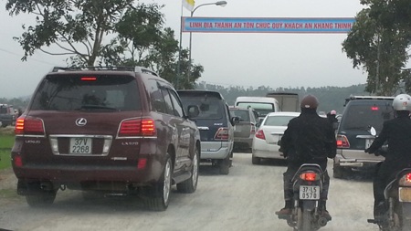  Con đường từ trung tâm thánh đường bị ùn ứ bởi người và phương tiện quá đông.