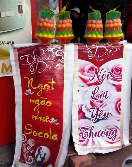 Hoa tươi, quà tràn ngập thành phố Vinh trong ngày lễ tình nhân.