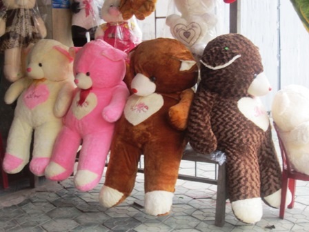 Ngoài hoa tươi, socola thì những mặt hàng quà tặng, gấu bông năm nay cũng trầm lắng người mua.