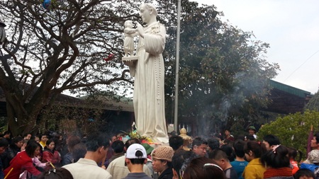 Chen chân đến bên tượng thánh An tôn xin ơn.