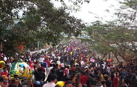  Hàng vạn người khắp mọi miền đất nước đổ về đền Thánh Antôn xin ơn Thánh hóa cho năm mới.