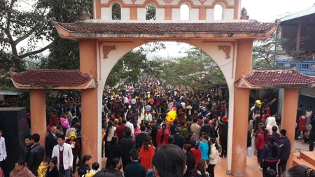  Hàng vạn người khắp mọi miền đất nước đổ về đền Thánh Antôn xin ơn Thánh hóa cho năm mới.