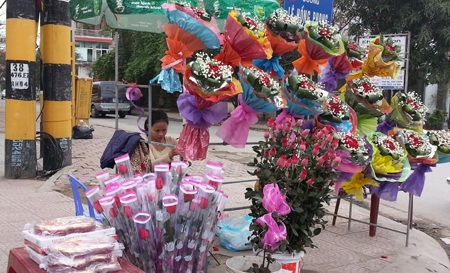 Hoa tươi, quà tràn ngập thành phố Vinh trong ngày lễ tình nhân.