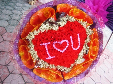 Bó hoa giả được kết thành hình trái tim và dòng chữ IOU thu hút các bạn trẻ.