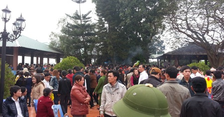 Khoảng sân lớn hành chục hecta đã chật ních người.