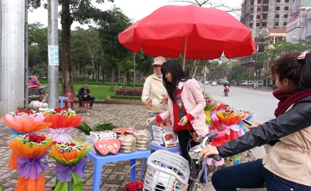 Chọn những lẵng hoa đẹp nhất để gửi đến người mình yêu trong ngày lễ Valentine.