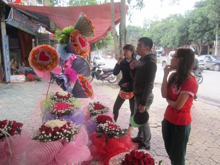 Đưa người yêu đi chọn hoa ngày lễ tình nhân.