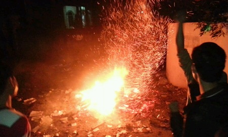 Và một ngọn lửa mùa xuân cháy mãi trong mọi người.