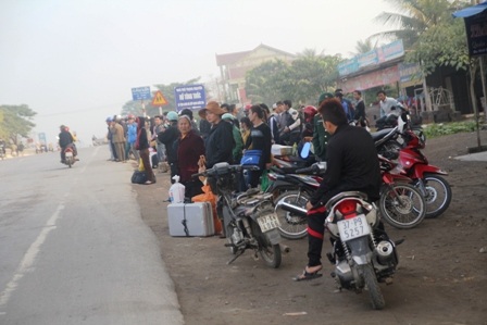 “Vật vã” đón xe sau Tết - 4 ...Khiến lúc ra trở về nơi làm việc cũng khó khăn, vất vả.